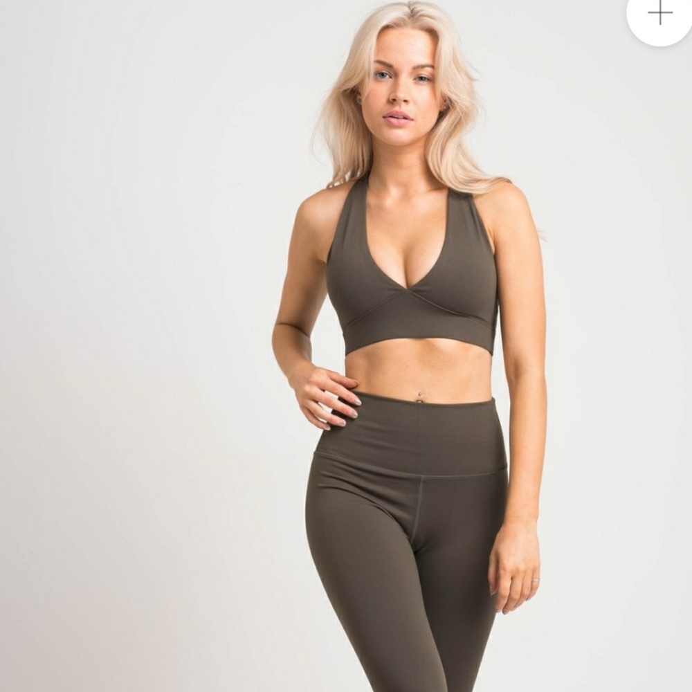 Luxe Crossover Sports Bra